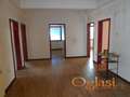 Poslovna zgrada sa pratećim objektima površine  1650 m2 na placu  40a34m2